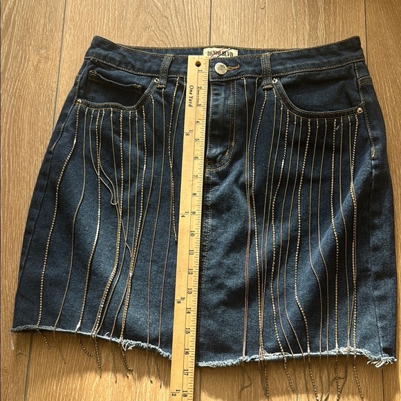 Chic Denim Mini Skirt with Chain Accents - Picture 5 of 8